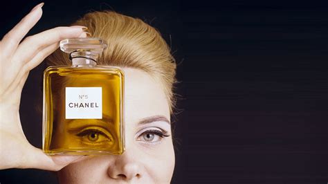 L’histoire derrière le mythique parfum N°5 de Chanel